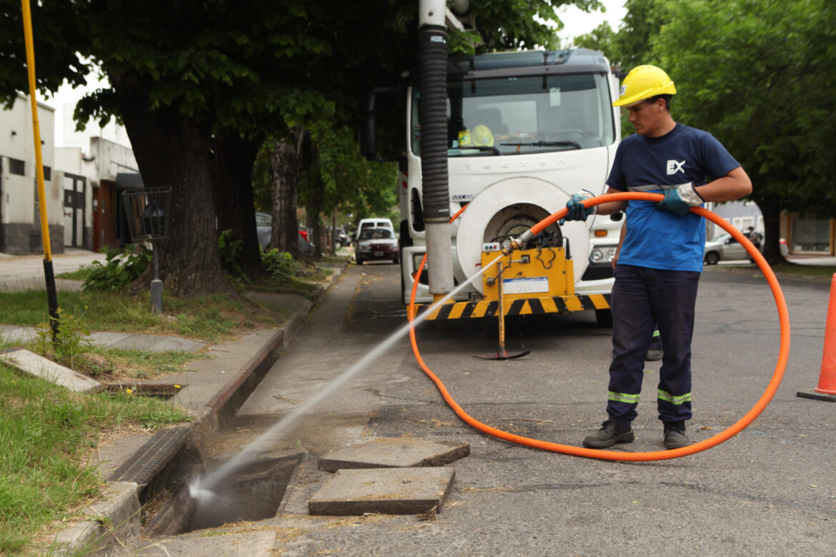 La Municipalidad refuerza la limpieza de sumideros y bocas de tormenta con camiones desobstructores