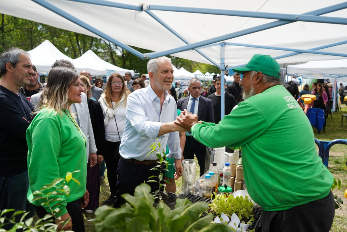 Junto a Alak, Olmos tuvo una doble jornada de mejoras, servicios y prevención del dengue