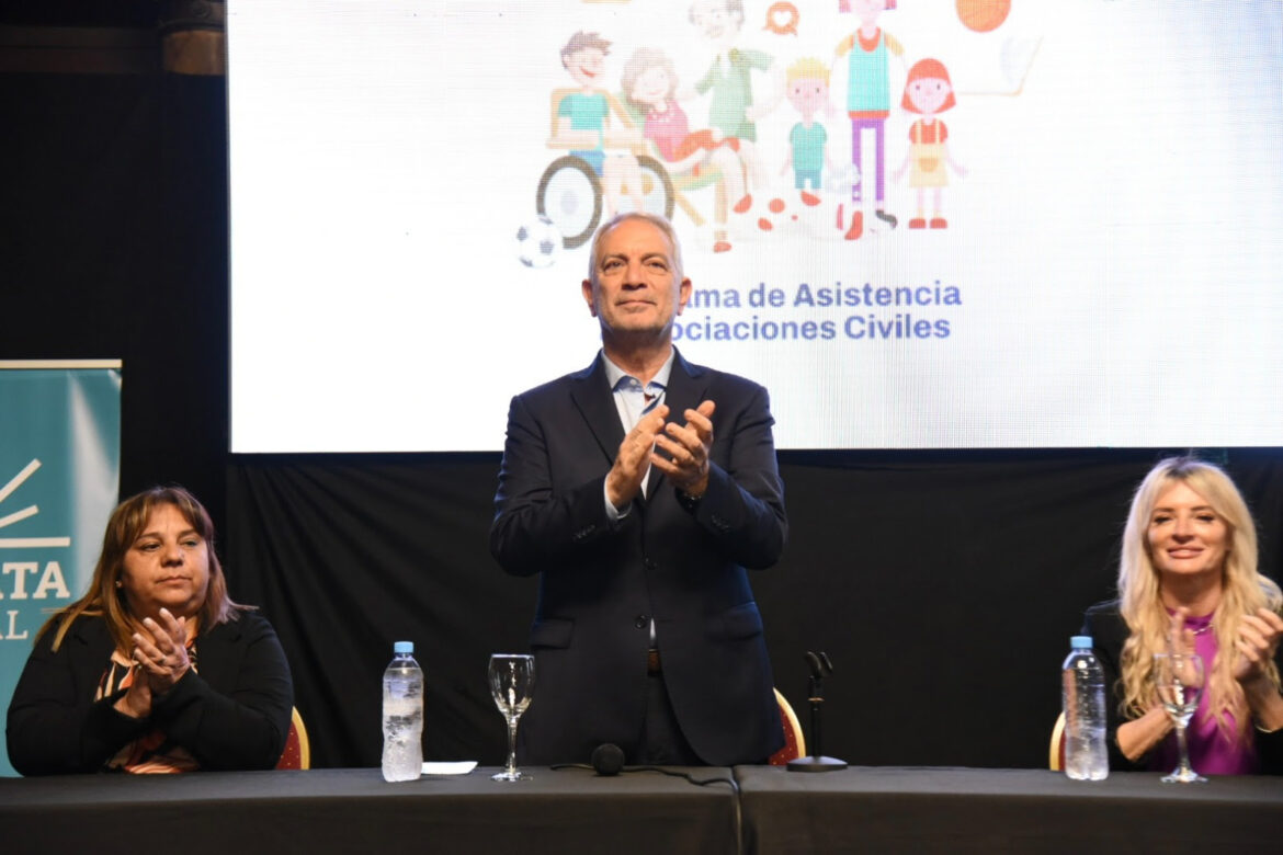 Alak presentó un programa para regularizar y acompañar a asociaciones civiles platenses