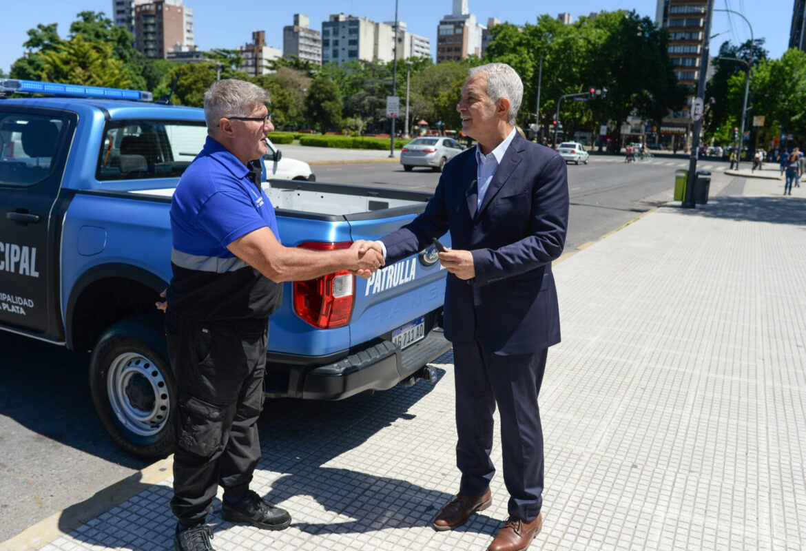 La Municipalidad adquirió nuevos patrulleros tras entregar dos «Vans» de lujo que usaba la gestión anterior