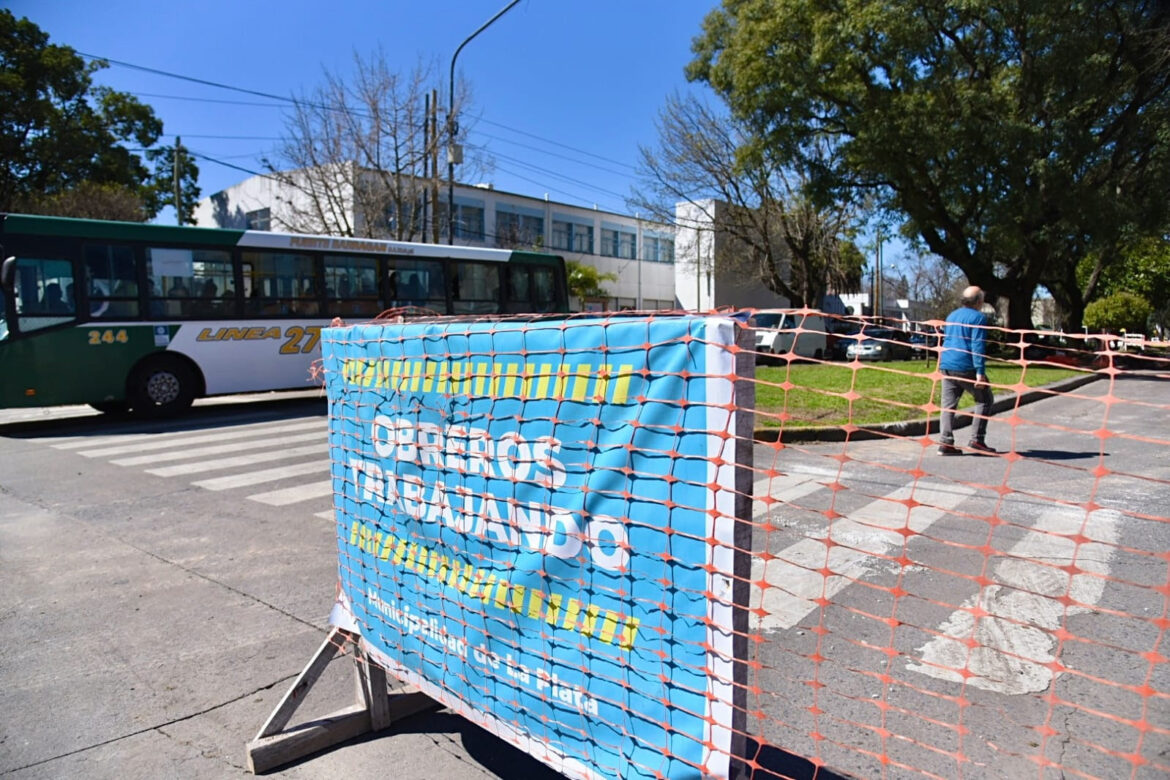 En las zonas norte, sur y oeste: la Municipalidad continúa con el bacheo y la repavimentación en los barrios