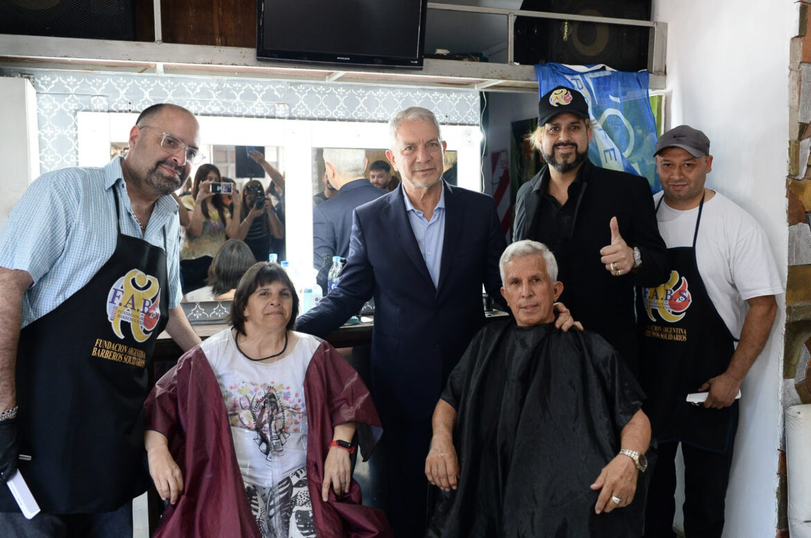  Alak inauguró la primera barbería social del país: ofrecerán cortes gratuitos a jubilados