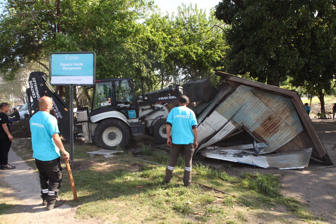 Relocalizan en viviendas a vecinos que vivían en espacio verde en la entrada de la ciudad