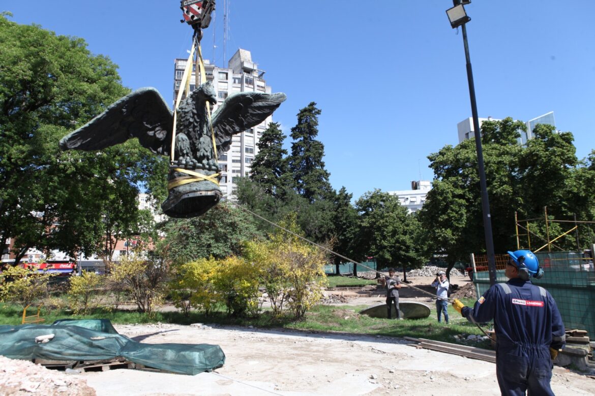 Con la remoción del águila, comenzó la reubicación del monumento de Plaza Italia