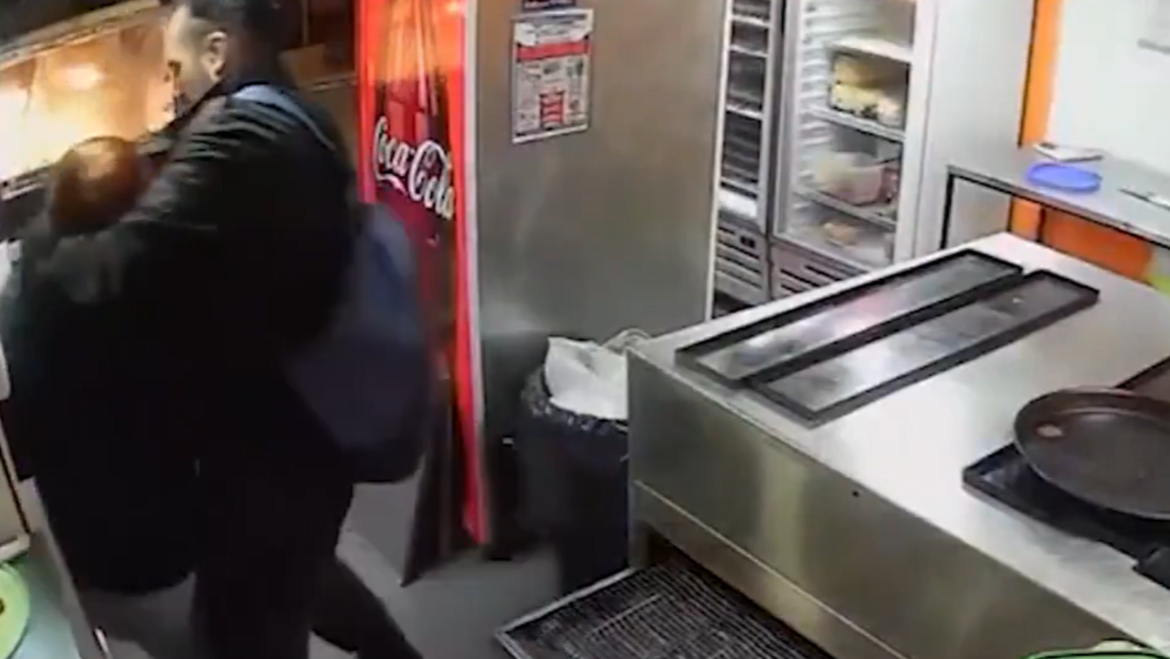 Un hombre entró a una pizzería y le dio 30 puñaladas a su ex, todo quedó registrado