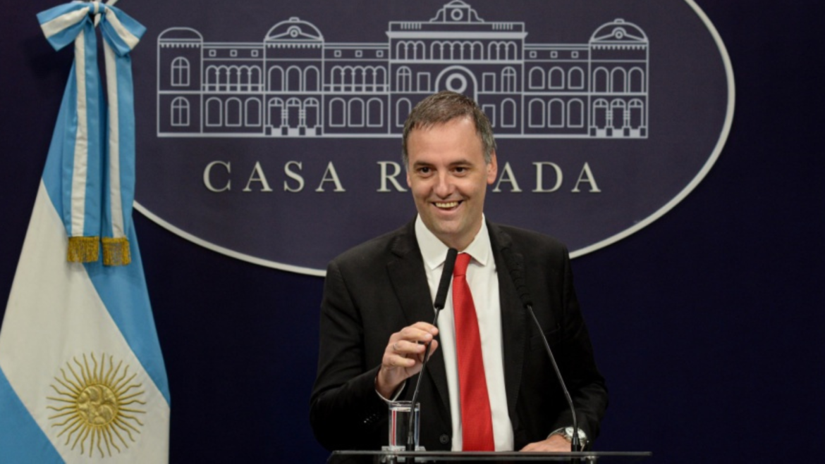 El vocero presidencial Manuel Adorni anuncia la desregulación del Correo Argentino