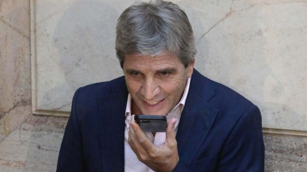 El ministro Luis Caputo se quejó por los precios de telefonía: Estoy averiguando para cambiarme