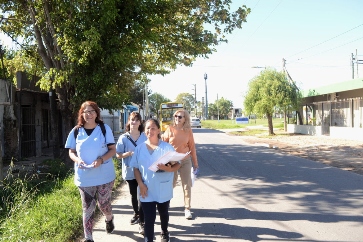 Puerta a puerta contra el dengue: descacharrado, prevención y relevamiento sanitario en los barrios