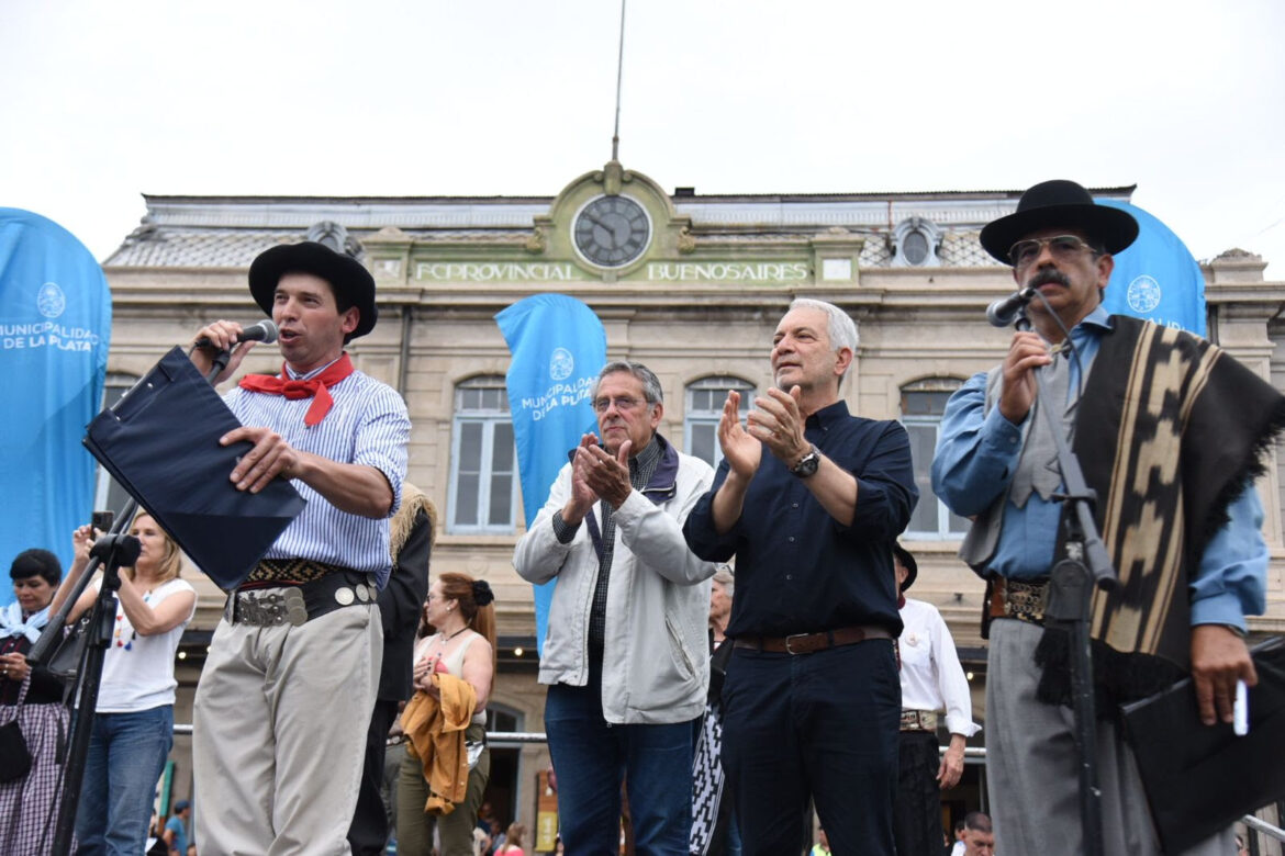 Alak celebró el Día de la Tradición en La Plata con un multitudinario desfile en Meridiano V