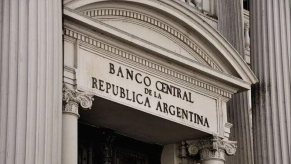 El Banco Central bajó la tasa de política monetaria al 32%