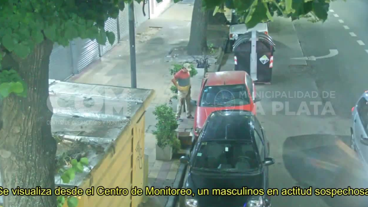 Robó el estéreo de un auto, fue registrado por la cámaras del COM y lo detuvieron