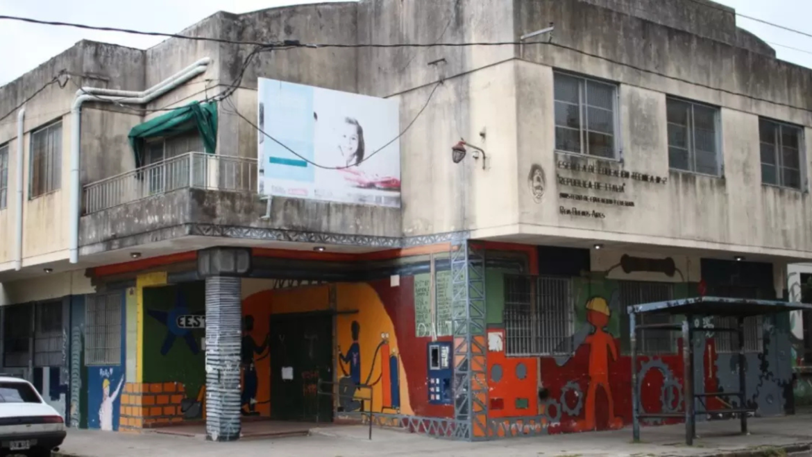 Alak anunció obras en una escuela de Villa Elisa para dar solución a un reclamo histórico