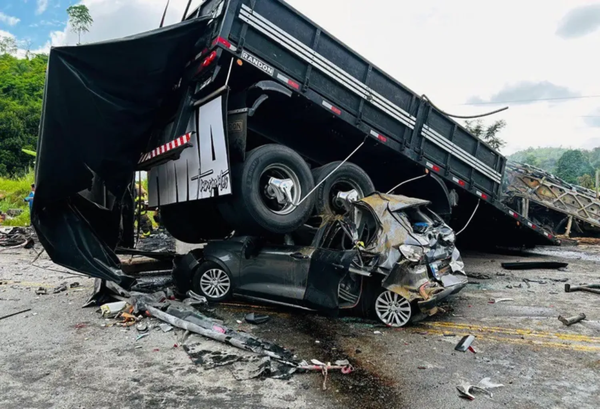 Tragedia en Brasil: 38 personas murieron al chocar un colectivo con un camión