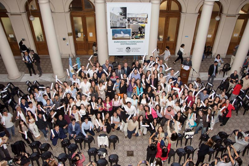 La UNLP distinguió a sus mejores egresados