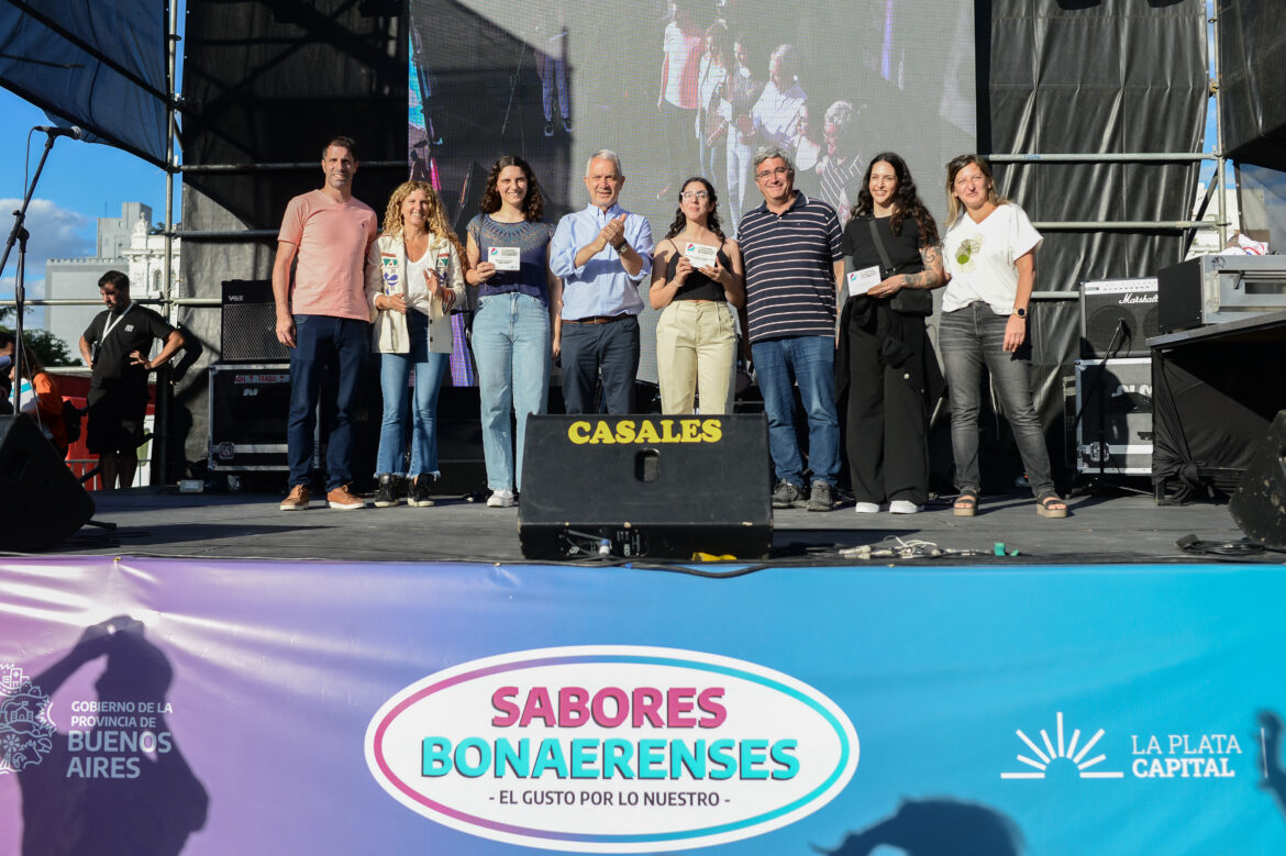 Alak y Rodríguez recorrieron la feria «Sabores Bonaerenses» en Plaza Moreno