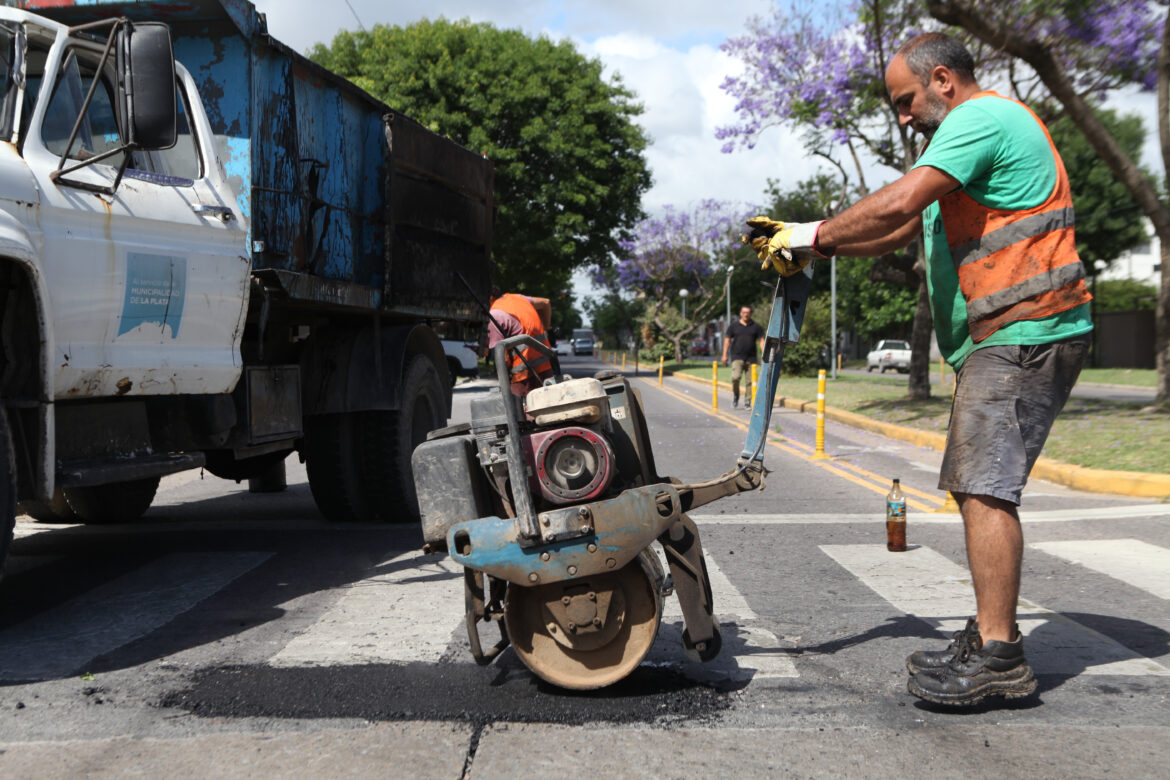 La Municipalidad multiplicó los trabajos de bacheo en los barrios para mejorar la infraestructura vial