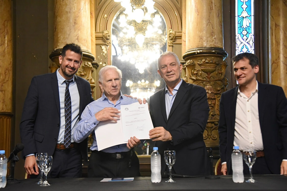 Alak recibió a Antonio “Nino” Di Tomasso y le entregó la distinción de “Personalidad Destacada” de La Plata