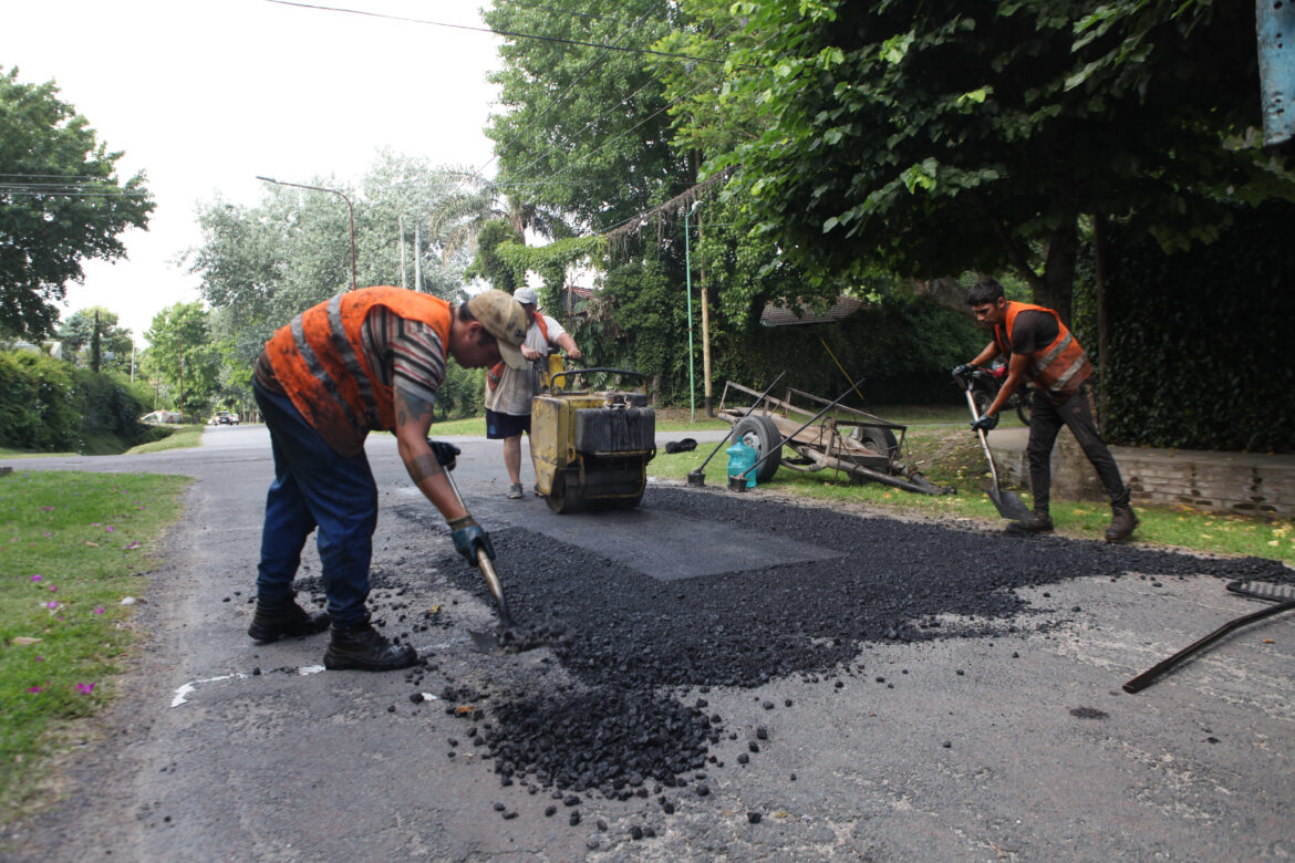 La Municipalidad extendió los trabajos de bacheo y repavimentación a más localidades