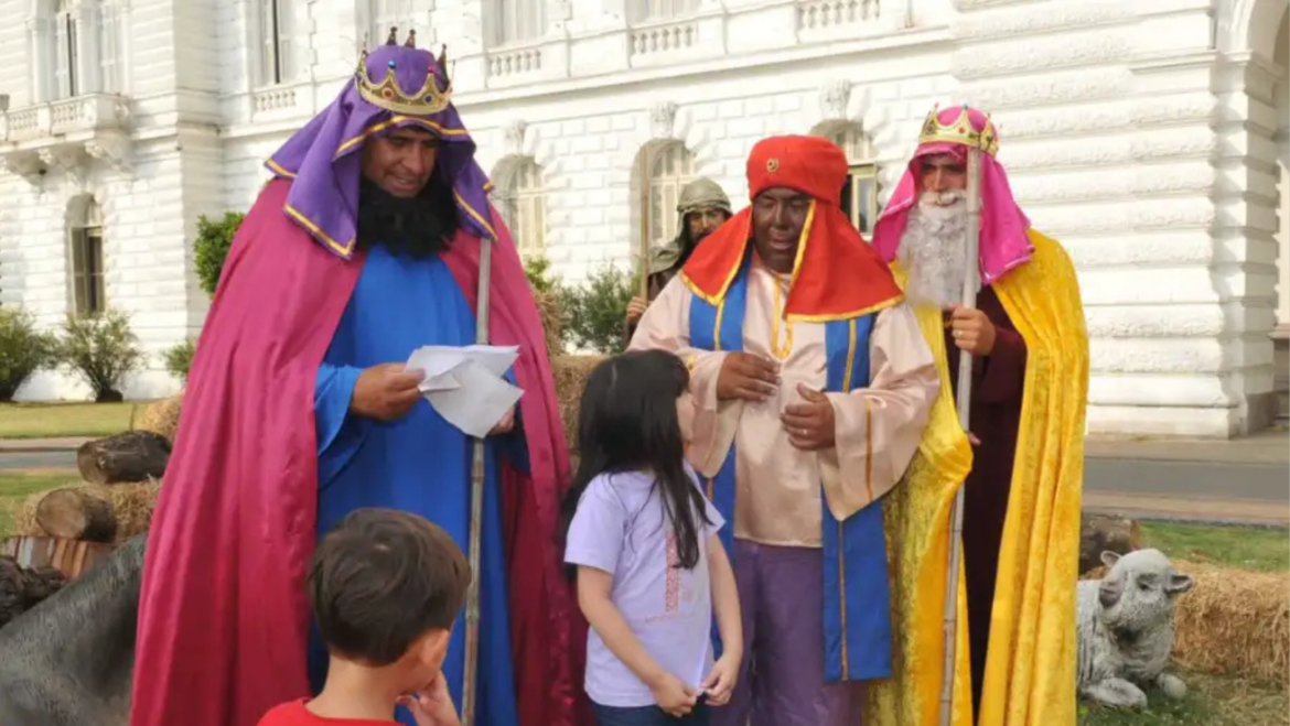 Los Reyes Magos llegan al Palacio Municipal para disfrutar de una jornada en familia