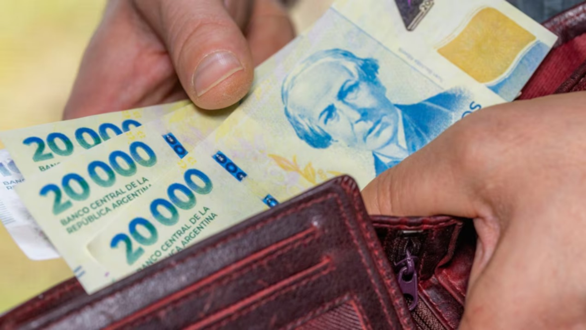 El gobierno tiene previsto traer al país más de mil millones de billetes de $10.000 y $20.000 impresos en China y Malta