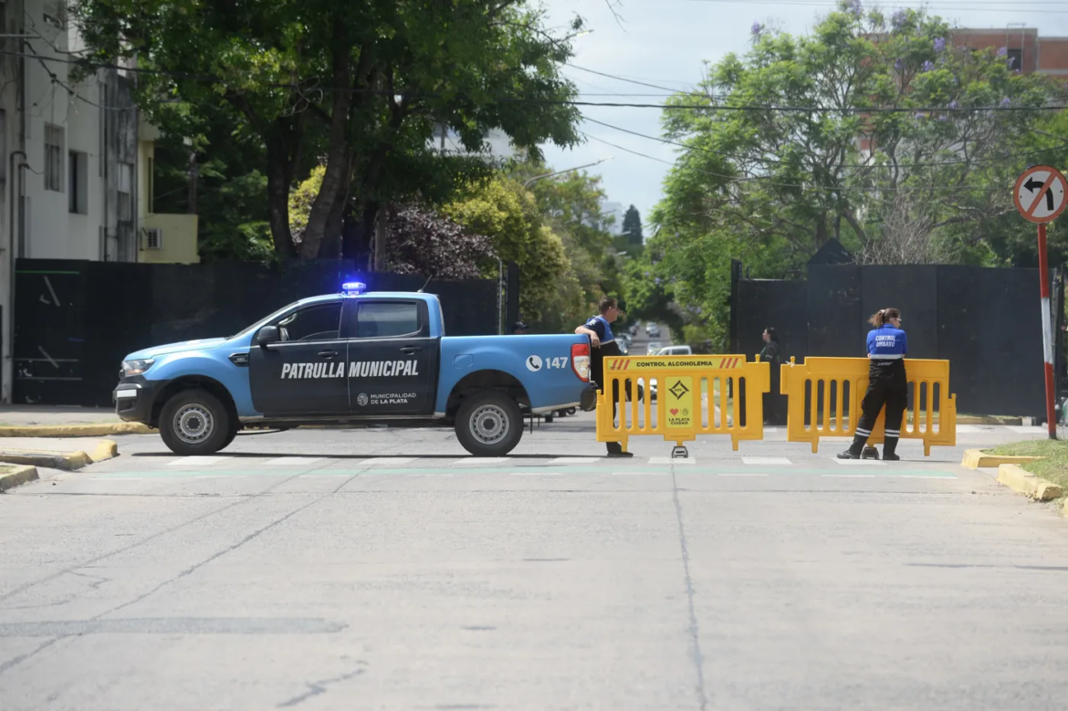 Operativo de prevención y cortes de tránsito en La Plata por el recital de Los Piojos