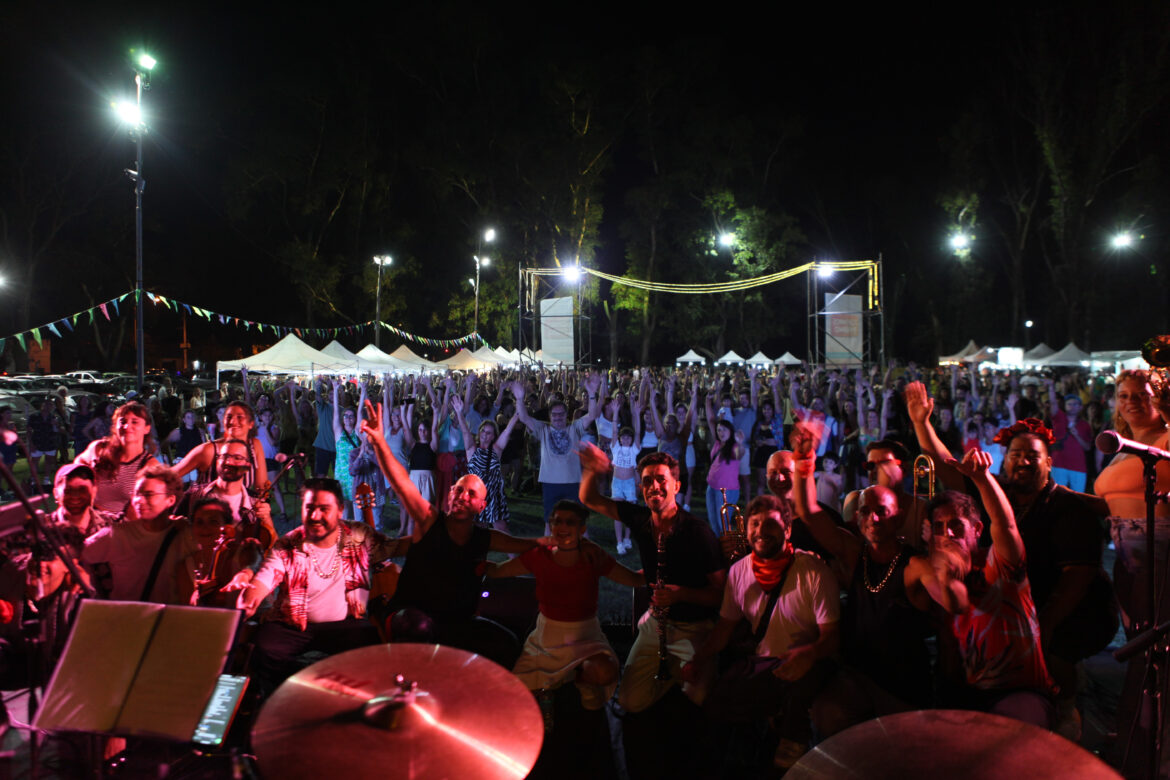 Con gran convocatoria y al ritmo del bolero y la cumbia, debutó el ciclo ‘Domingos de Verano’