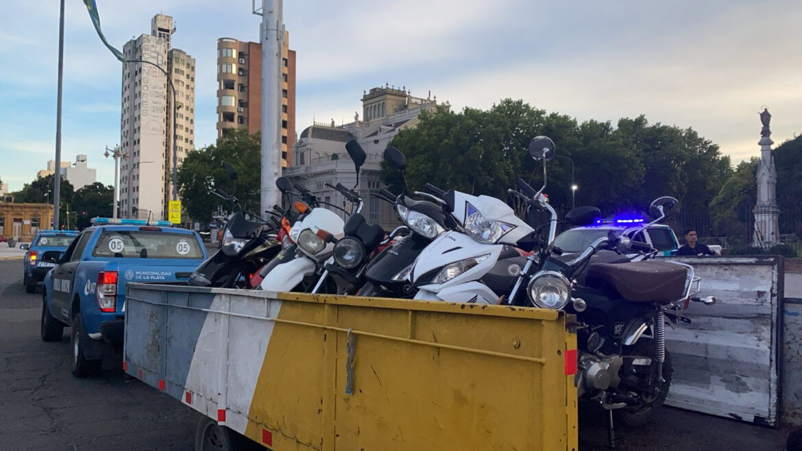 Más operativos de control en La Plata: secuestro de motos e inspección de transporte de cargas