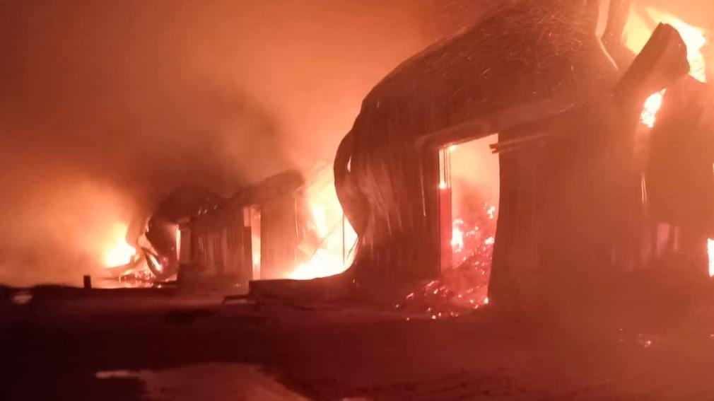 Un feroz incendio arrasó el depósito de la yerba mate Playadito en Corrientes
