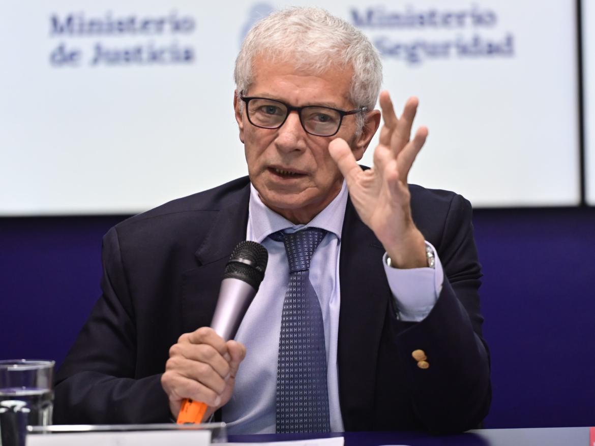 El nuevo código penal ya está listo, cuáles son los detalles: legítima defensa para los policías, mayores penas a la corrupción, piqueteros, barrabravas y más…..