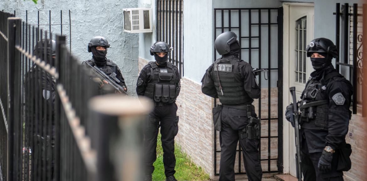 Un policía mientras manipulaba su arma se le escapó un tiro y mató a su compañero