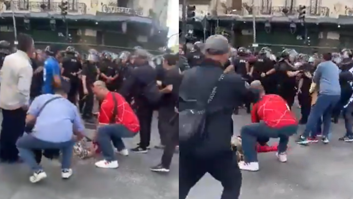 Imágenes que duelen: la policía golpeó salvajemente a una jubilada