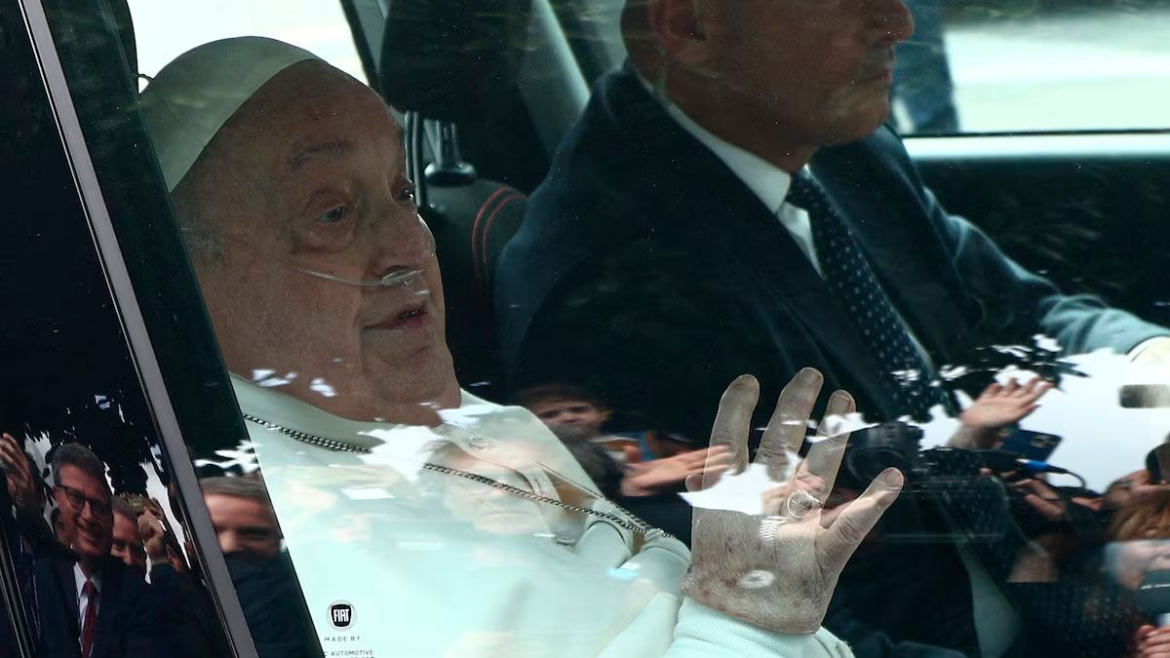El papa Francisco fue dado de alta tras cinco semanas de internación: «Gracias a todos»