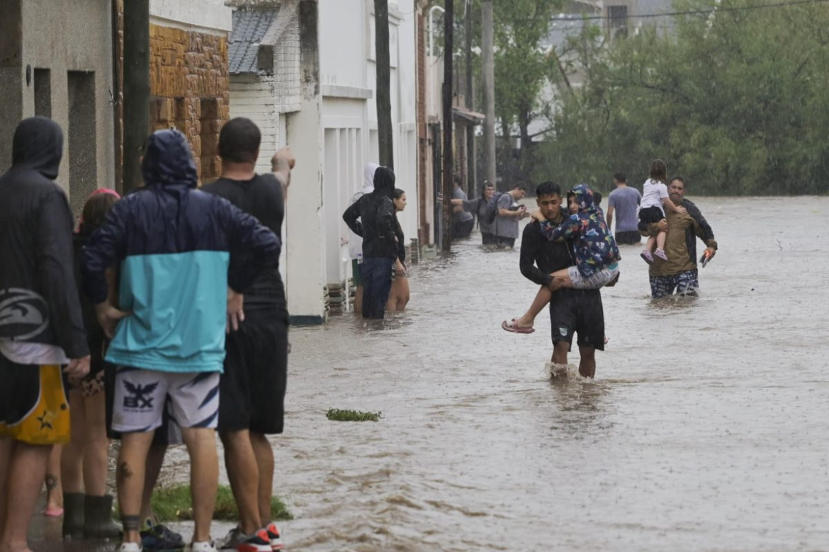 Ya son 13 los muertos por el temporal en Bahía Blanca y siguen los operativos de asistencia
