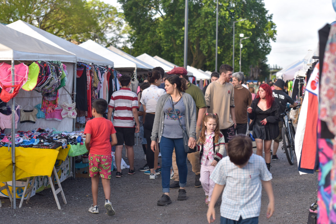 Feria, folclore y música latinoamericana le ponen color al Paseo de Compras de Meridiano V