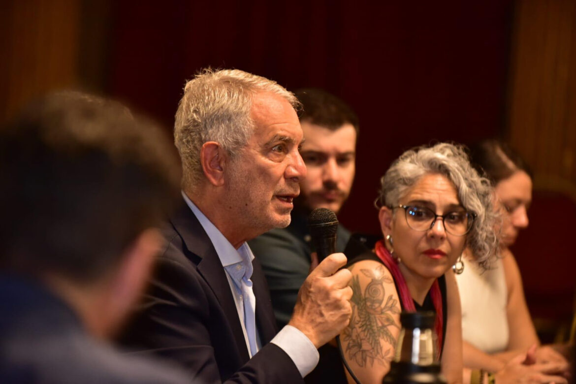 Alak recibió a delegaciones internacionales que debatirán sobre soberanía, democracia e inclusión en el Teatro Argentino