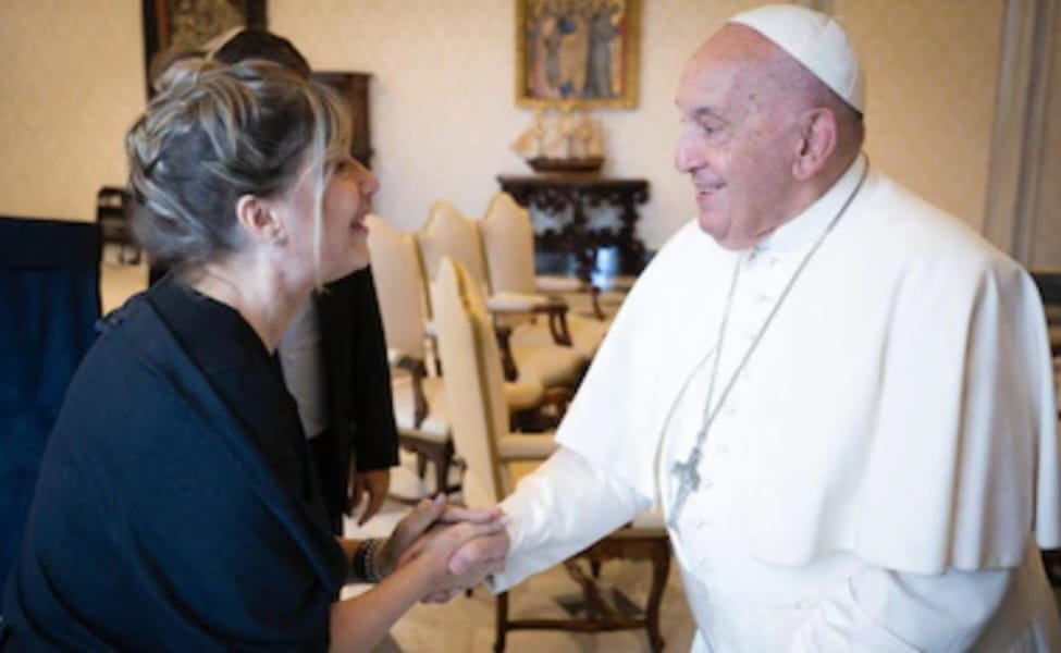 CRISTINA ÁLVAREZ RODRÍGUEZ RECORDÓ AL PAPA FRANCISCO COMO: “LA VOZ UNIVERSAL DE LOS MAS NECESITADOS”