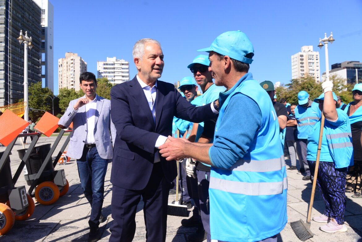 Alak presentó el Plan Otoño 2025 con nuevos camiones para reforzar la limpieza de hojas en La Plata
