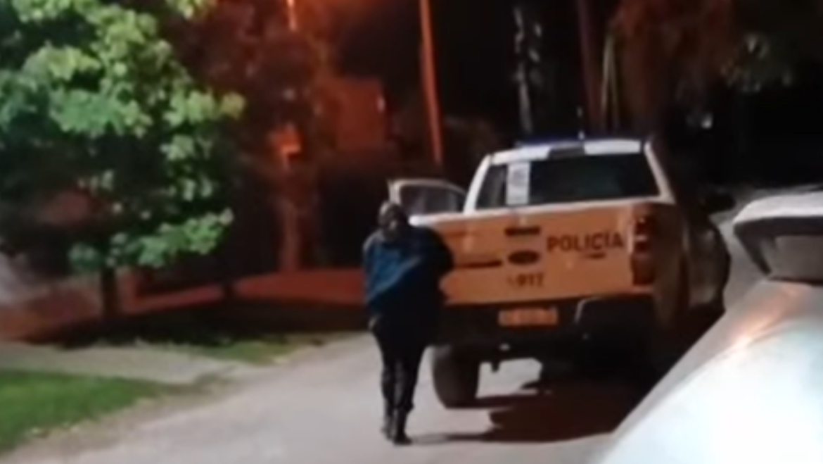 Una familia fue víctima de una entradera, mientras una mujer policía empujaba el patrullero para salir a buscar a los ladrones