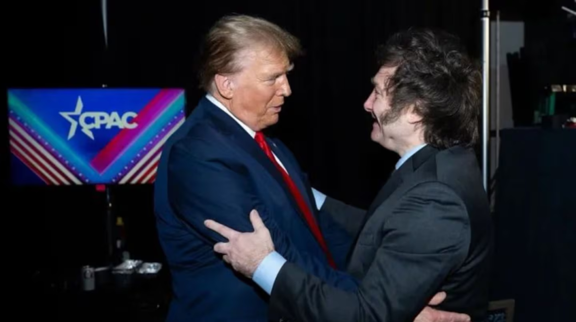 En medio de las repercusiones por la suba de aranceles, Milei viajó a EEUU y espera un encuentro con Trump
