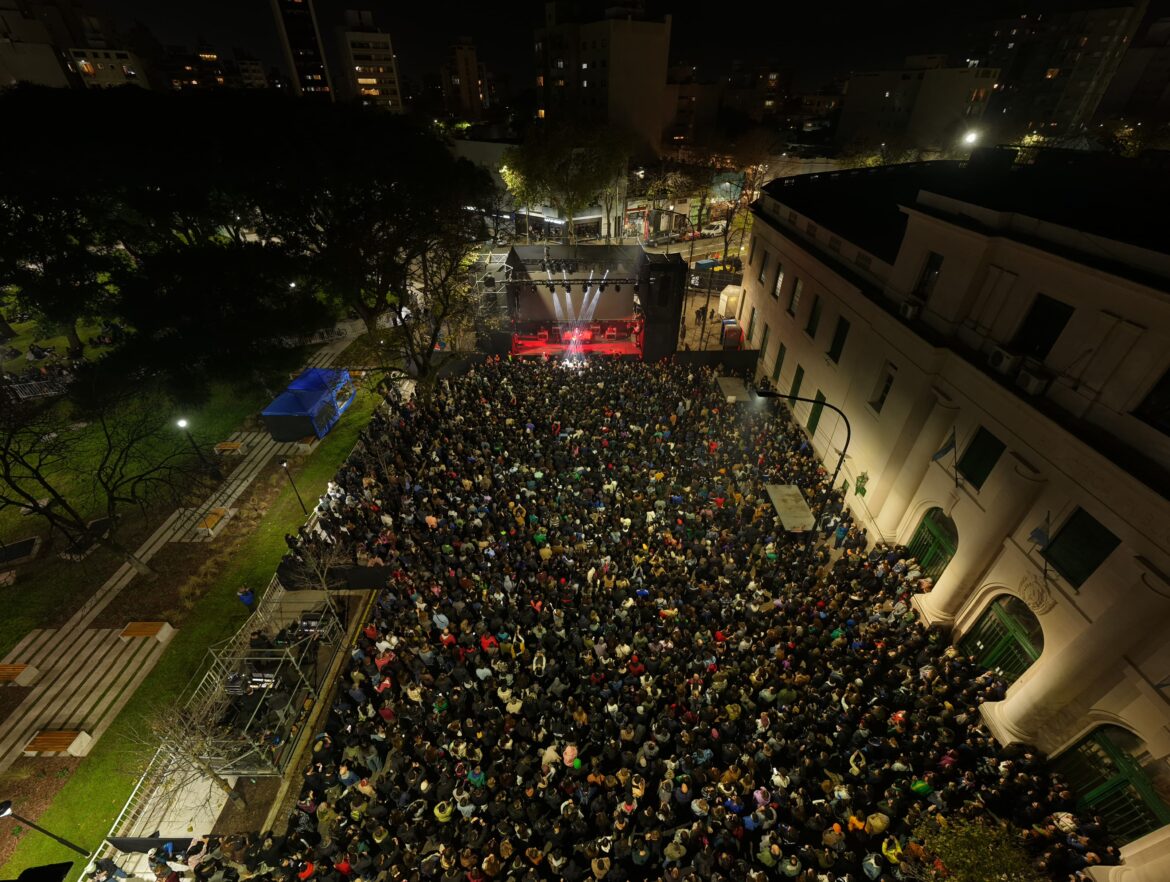 La Plata celebró la reinauguración de Plaza Rocha con el recital de Santiago Motorizado
