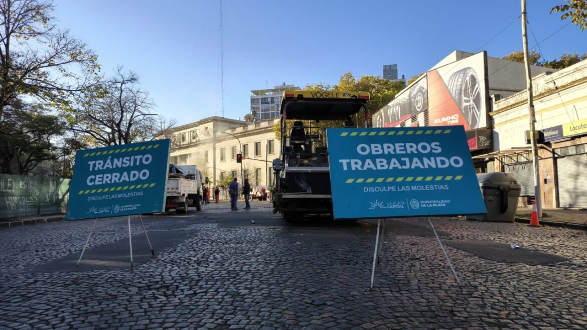 La Municipalidad inició la pavimentación en los perímetros de las plazas Italia y Rocha