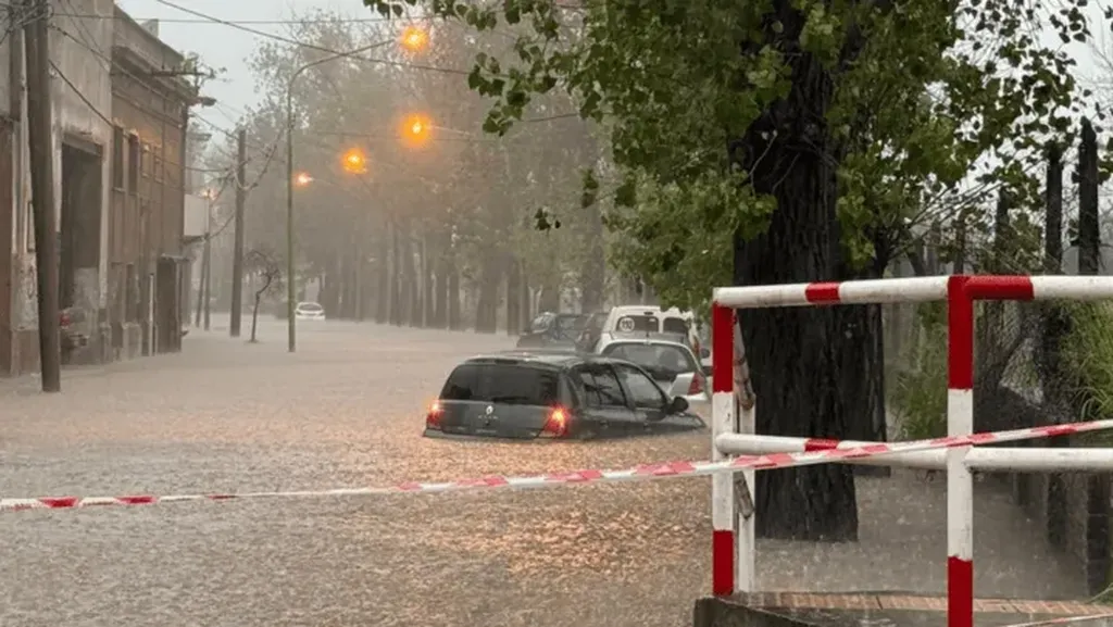 Un fuerte temporal en Buenos Aires causó inundaciones y dejó casi 800 evacuados