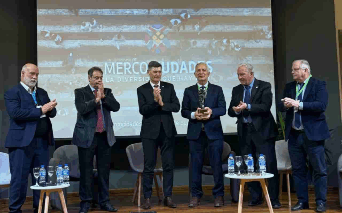 Alak celebró los 30 años de Mercociudades y La Plata fue galardonada por el CAM