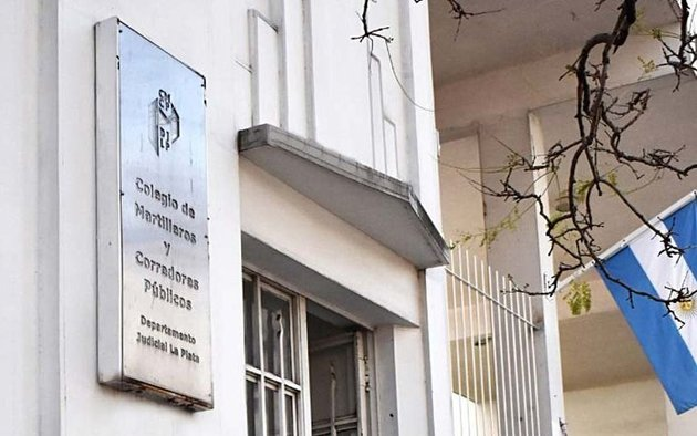 El Colegio de Martilleros de La Plata recibió una grave denuncia que involucra a una martillera local