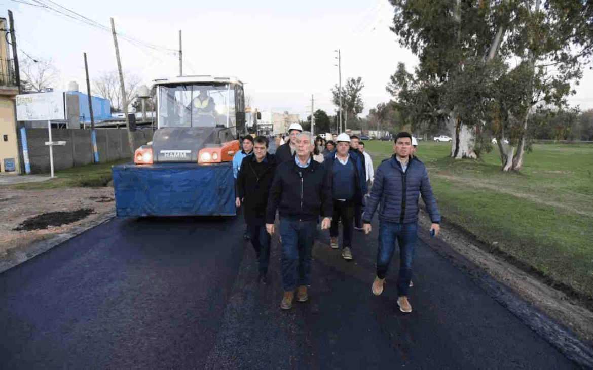 Con la pavimentación del ingreso a la localidad, Alak puso en marcha el plan de obras en Arturo Seguí