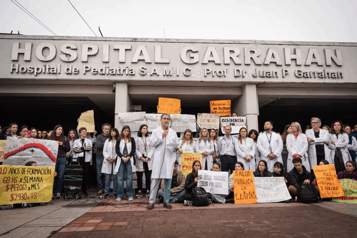 Fuerte cruce entre el Gobierno y médicos del Garrahan en medio de un paro por reclamos salariales