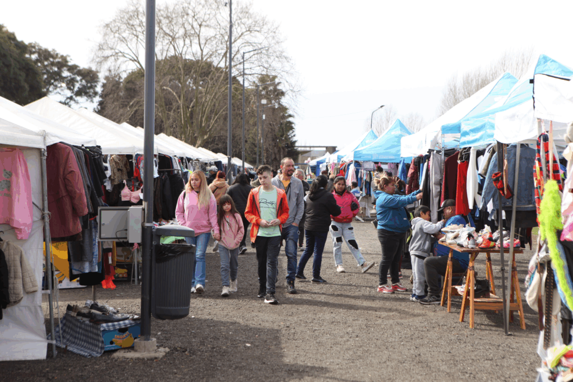 El Paseo de Compras Meridiano V se llena de color con nuevas jornadas a pura feria, rock y folclore