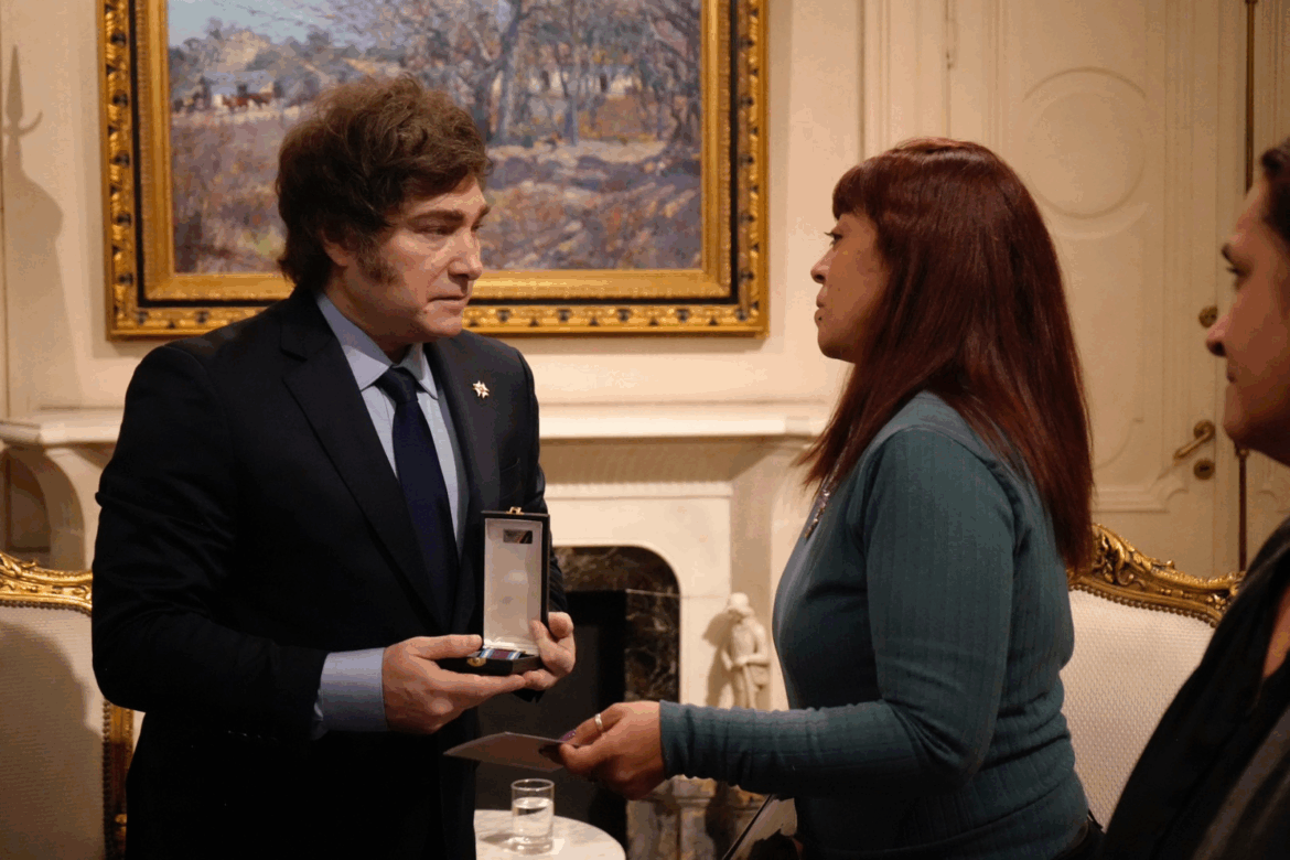 El Presidente Javier Milei otorgó la condecoración «Al Valor del Ciudadano» a Luca Nicolás Aguilar