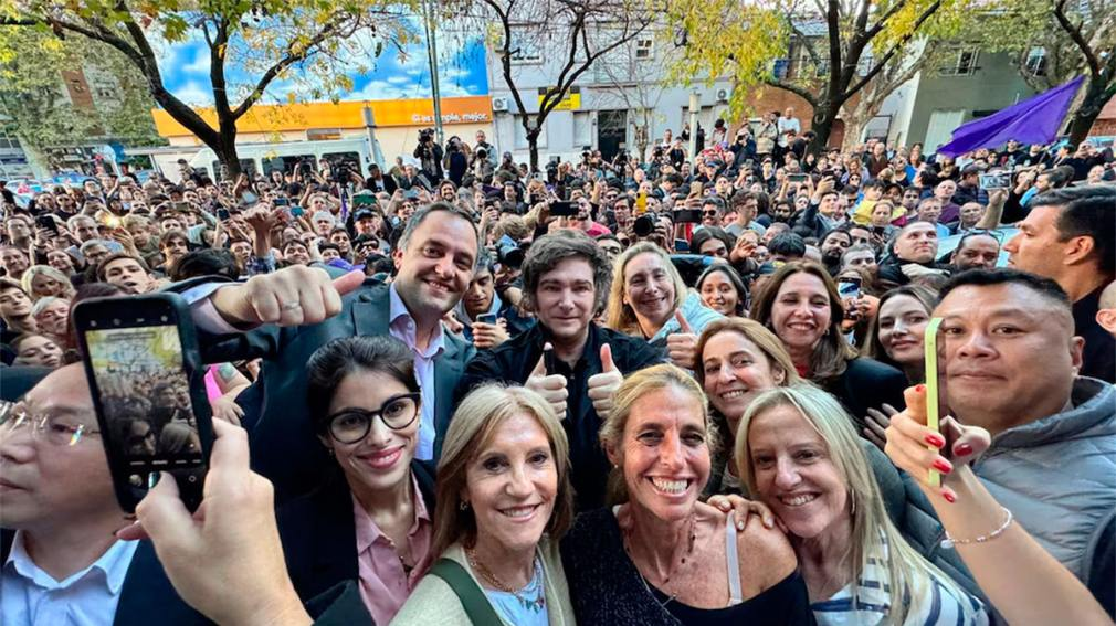 Milei se volvió a mostrar en campaña con Adorni: “No se dejen psicopatear con la mentira de Ficha Limpia”