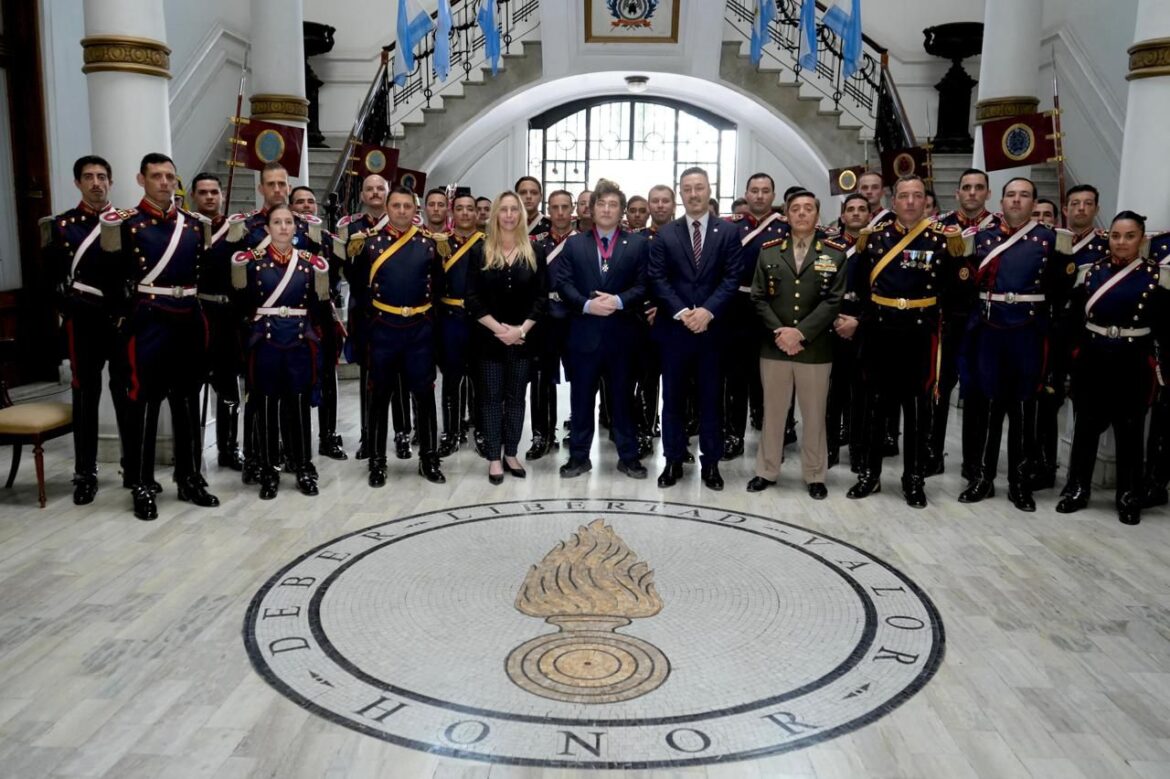 Milei fue declarado “granadero honorífico” y recibió la “Orden Ecuestre Militar de los Caballeros”